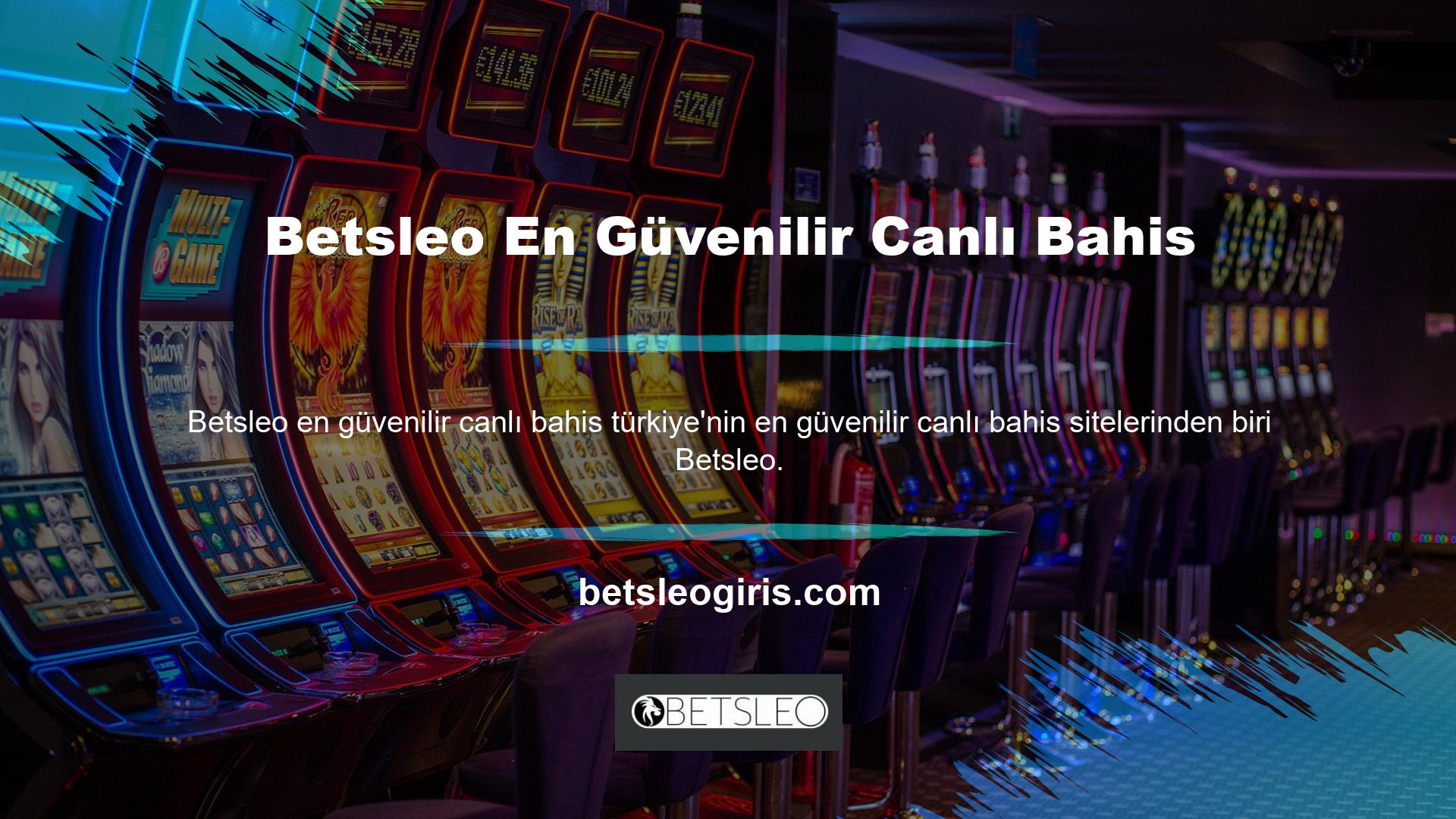 Web sitesinde canlı slot, slot makinesi oyunları ve poker oynayabilirsiniz